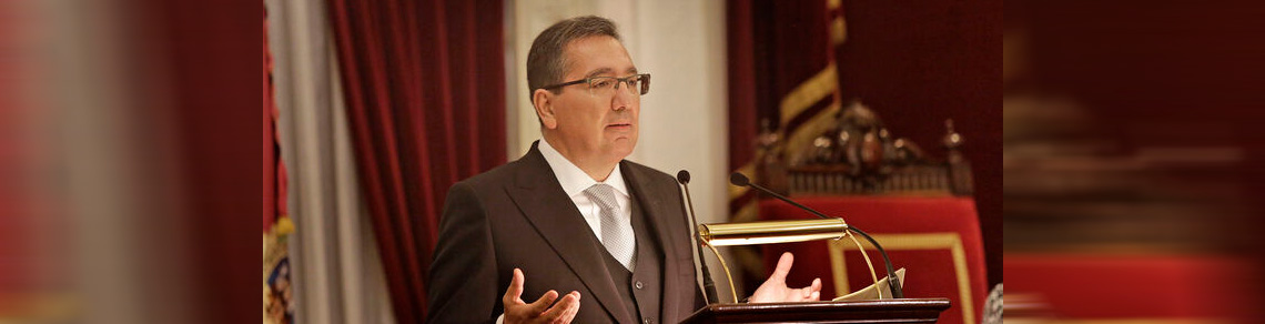El presidente de Fundación Cajasol, Antonio Pulido, académico de honor de la Real Academia de Córdoba